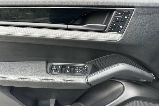 Used 2024 Porsche Cayenne AWD/4WD image 10
