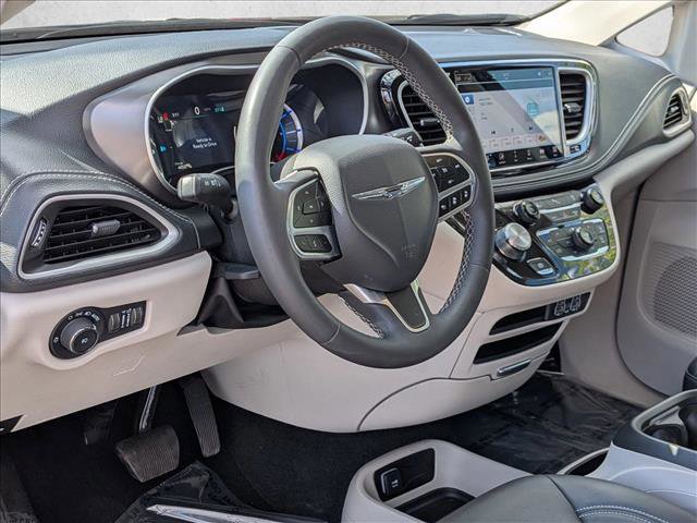 Used 2024 Chrysler Pacifica Select image 10