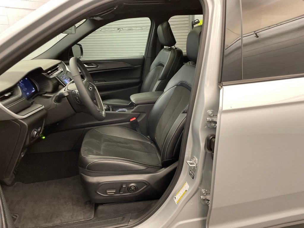New 2025 Jeep Grand Cherokee L Altitude RWD image 16