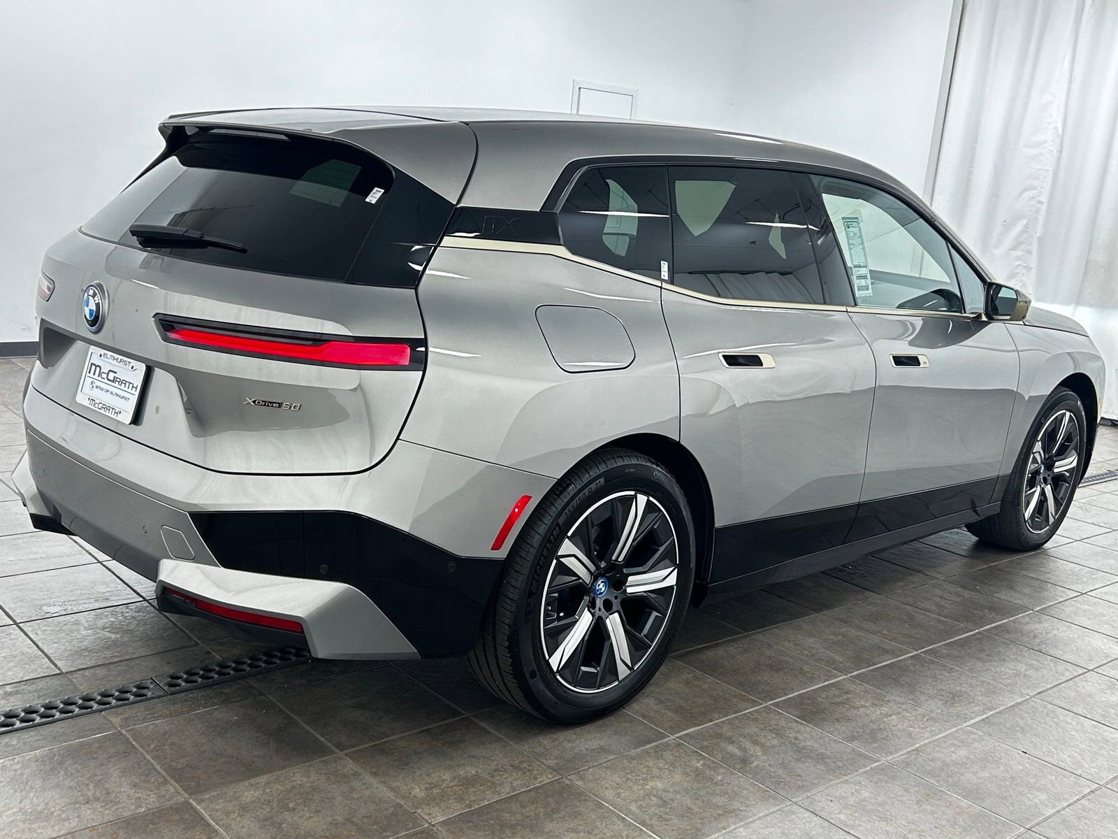 Used 2023 BMW iX xDrive50 w/ Premium Package AWD/4WD image 5