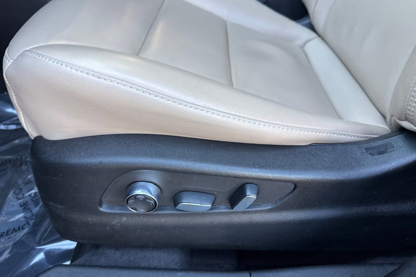 Used 2025 Cadillac XT4 Premium Luxury image 12