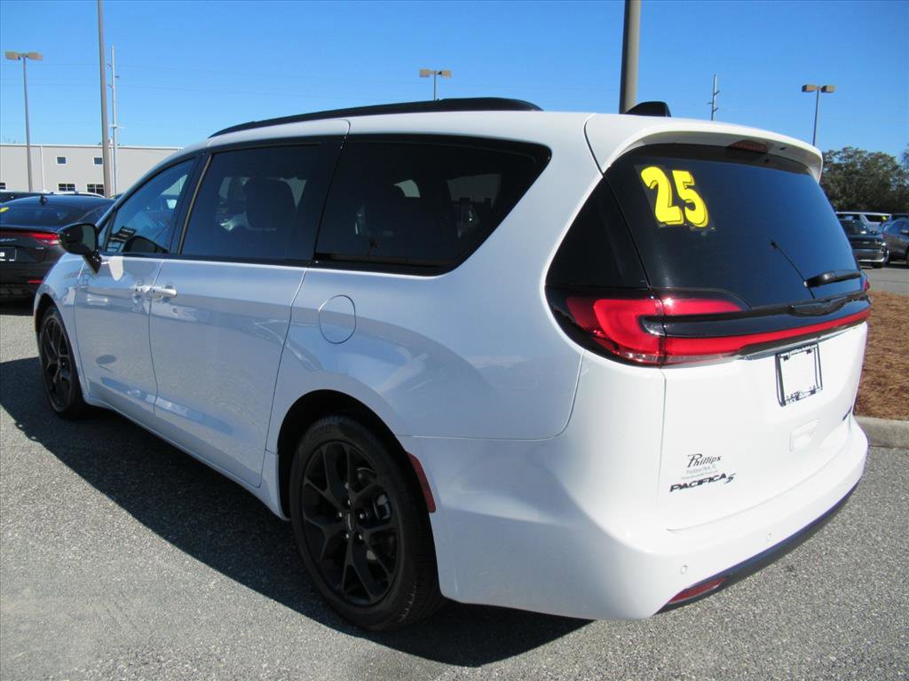 Used 2025 Chrysler Pacifica Limited image 4