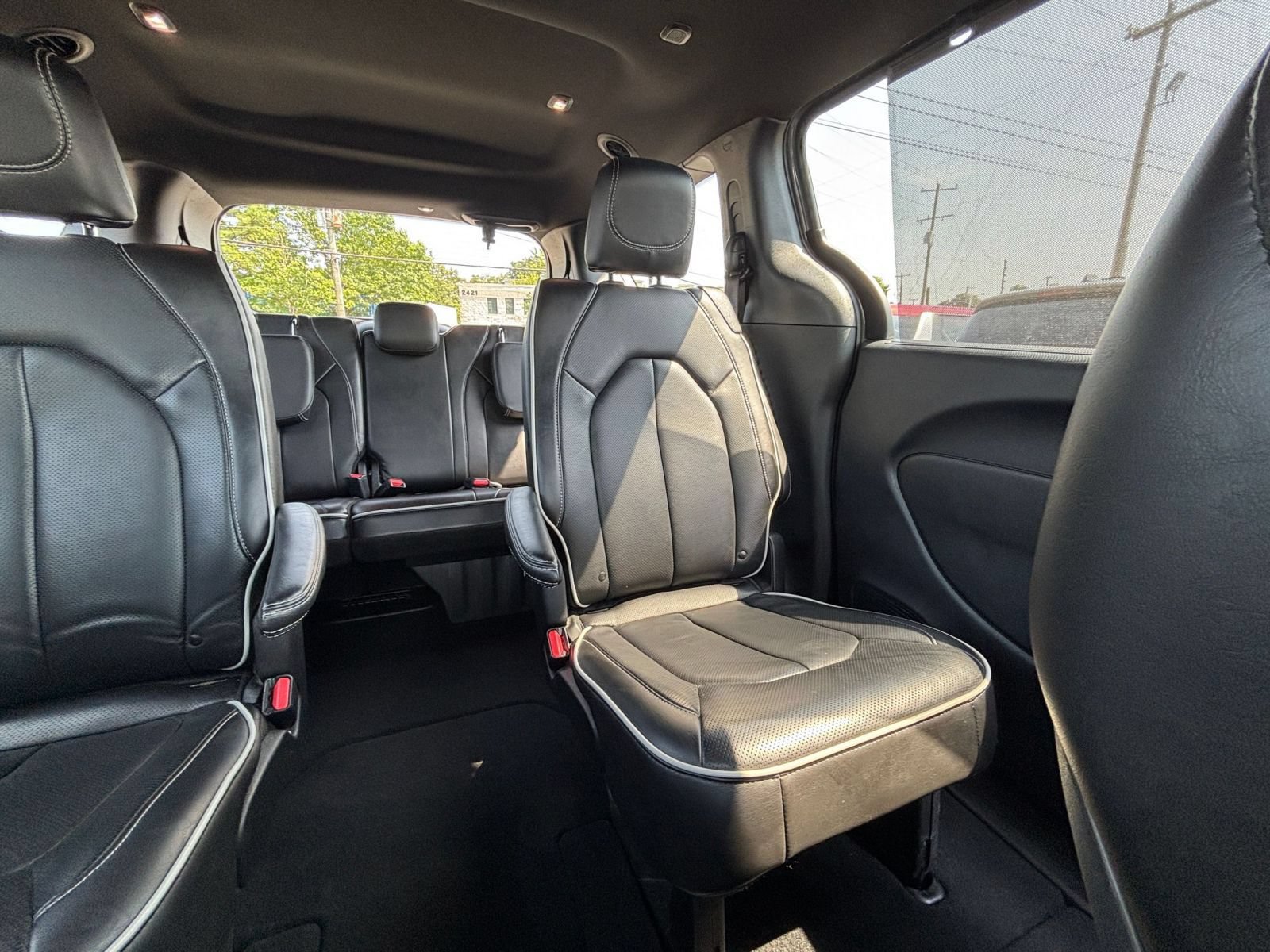 Used 2025 Chrysler Pacifica Limited FWD image 40