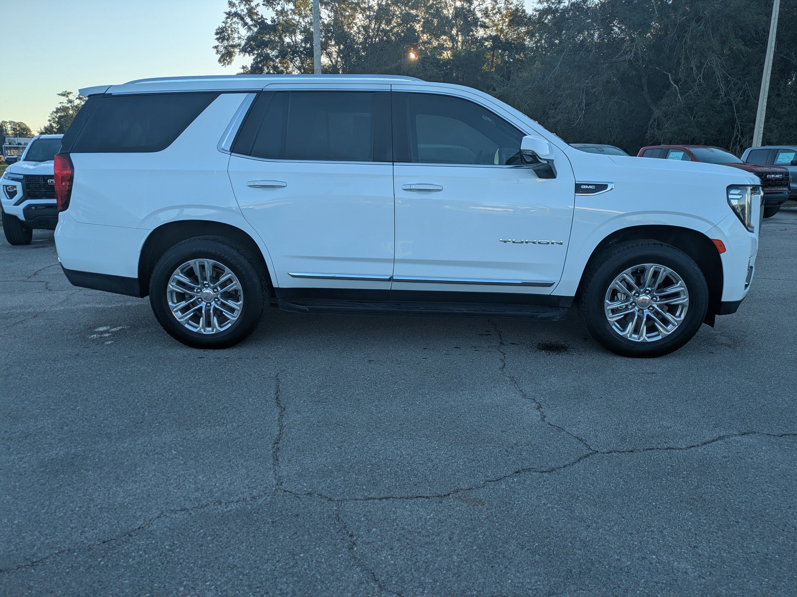 Used 2022 GMC Yukon SLT w/ SLT Premium Package image 4