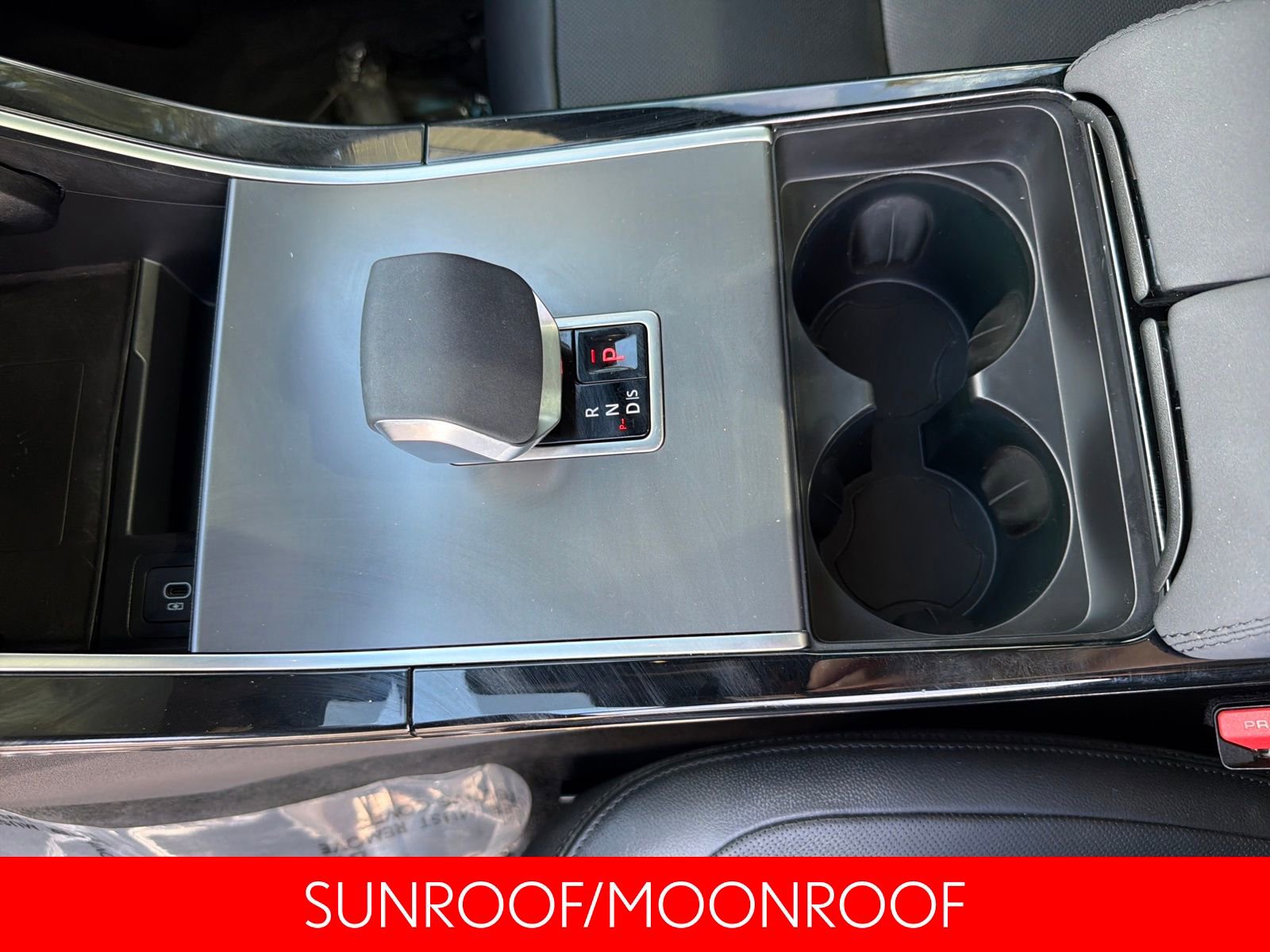 Used 2025 Land Rover Range Rover Velar Dynamic SE image 14