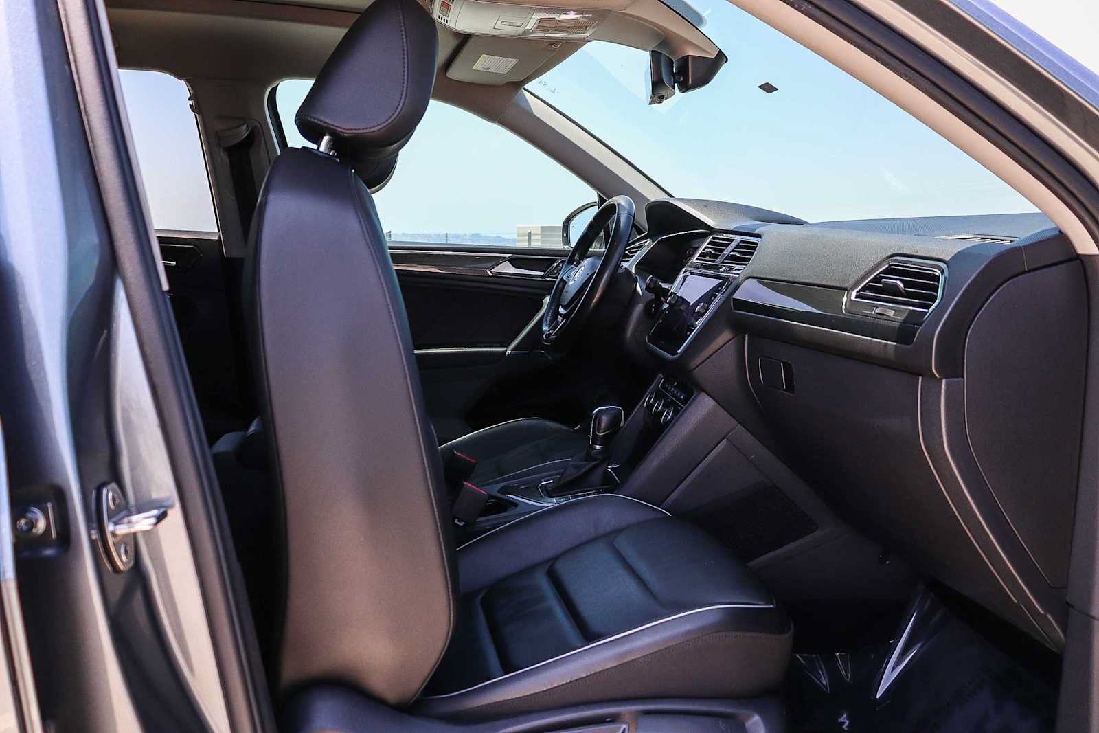 Used 2018 Volkswagen Tiguan SEL Premium FWD image 17