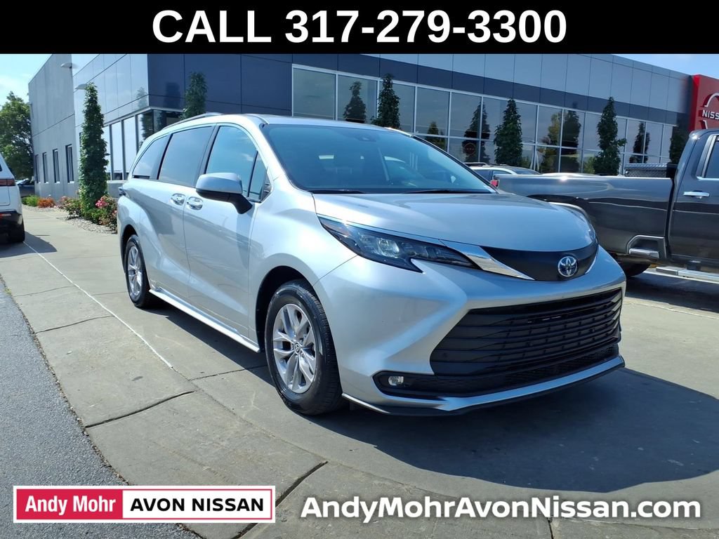 Used 2025 Toyota Sienna XLE FWD image 2