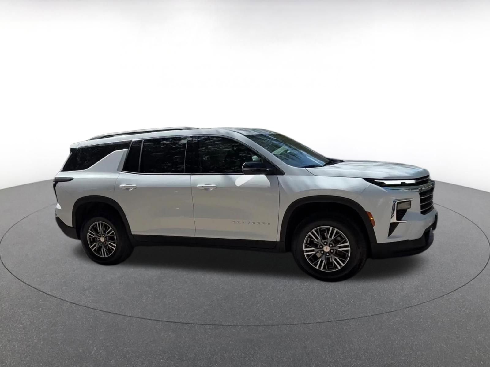 Used 2025 Chevrolet Traverse LT image 4