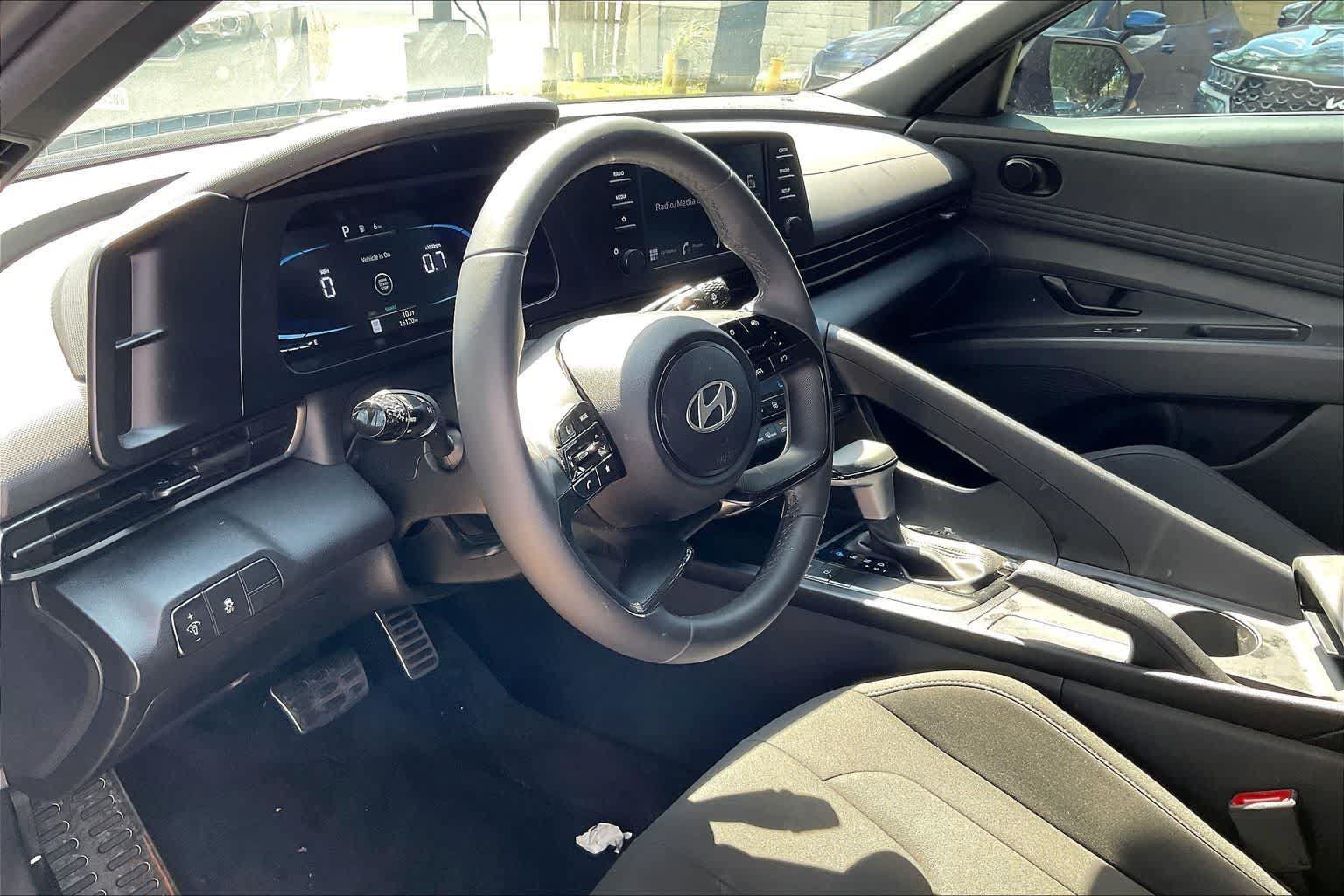 Used 2025 Hyundai Elantra Sport FWD image 2