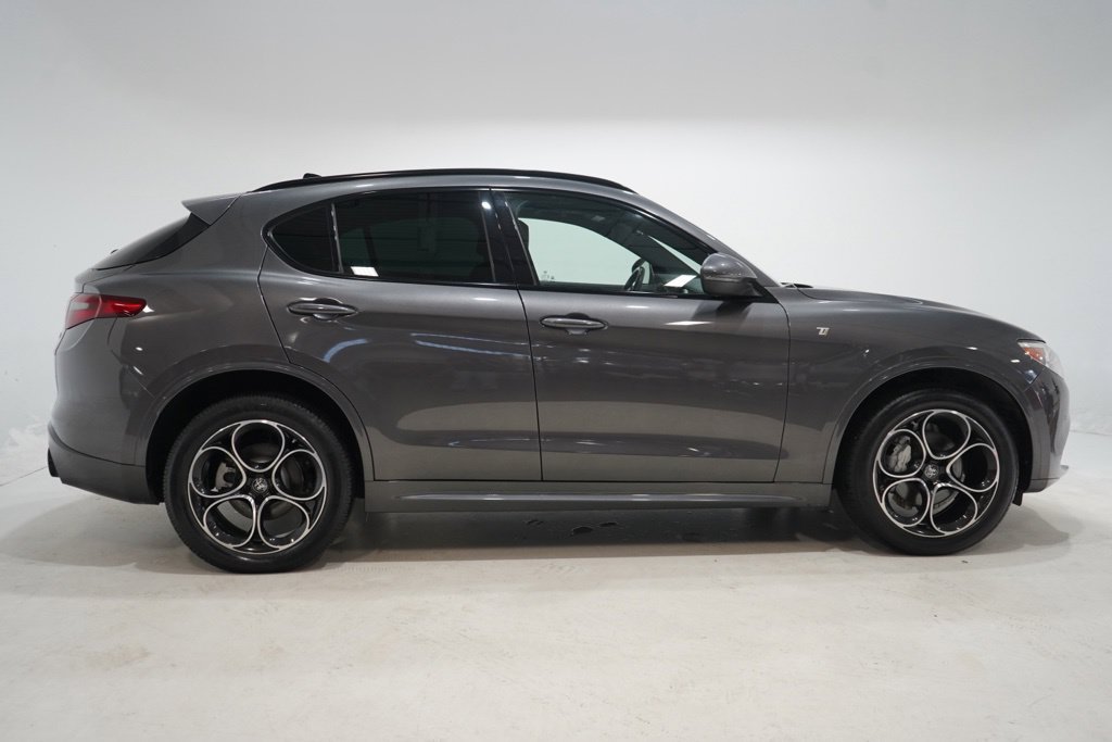 Used 2023 Alfa Romeo Stelvio Ti AWD/4WD image 8