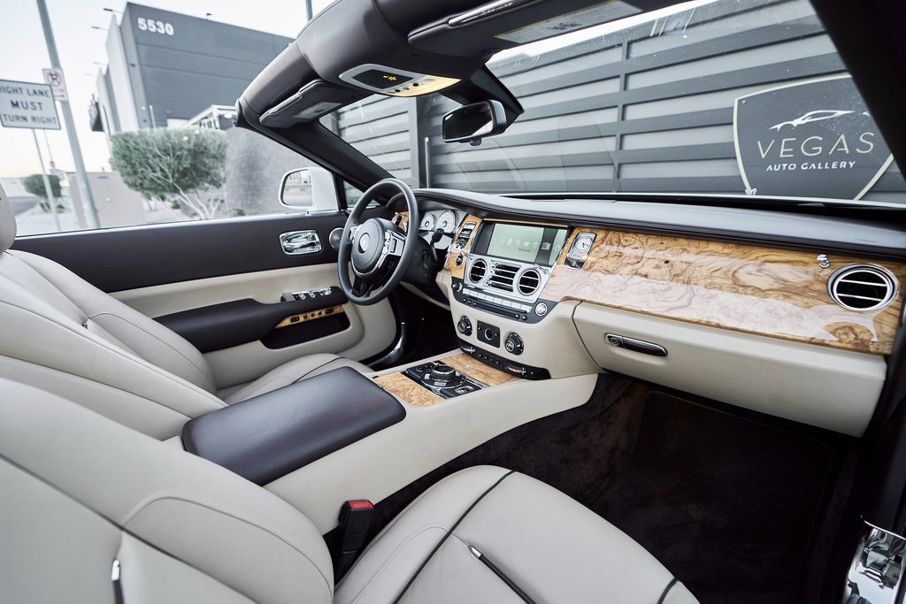 Used 2017 Rolls-Royce Dawn image 38