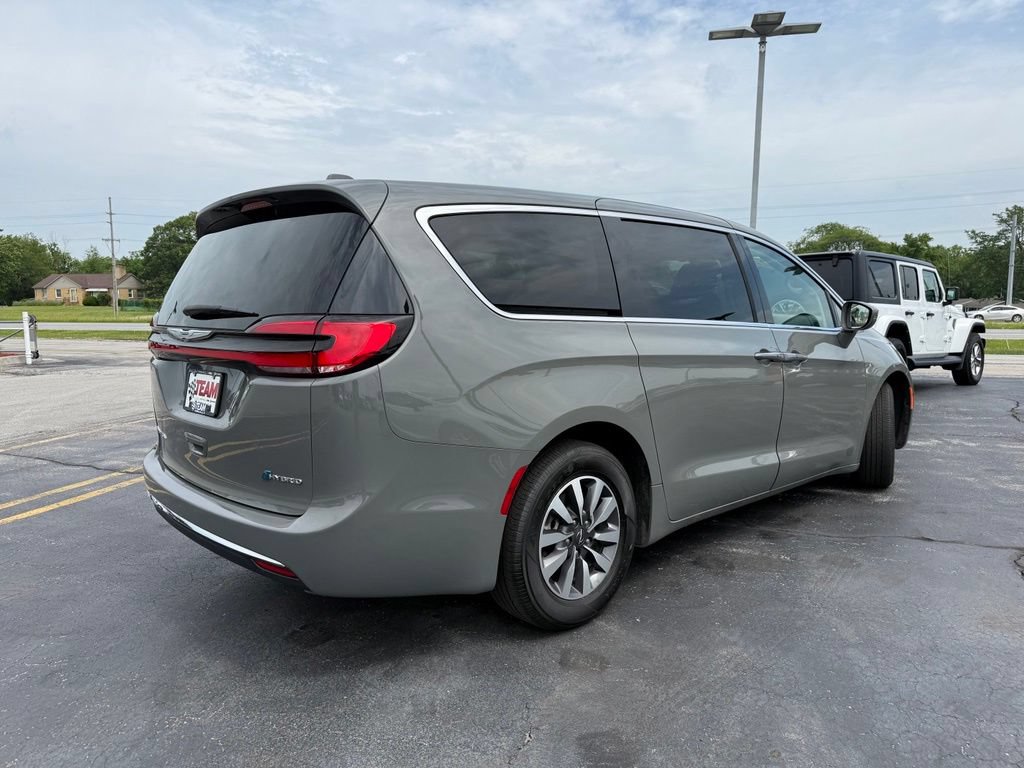 Used 2022 Chrysler Pacifica Touring-L FWD image 8