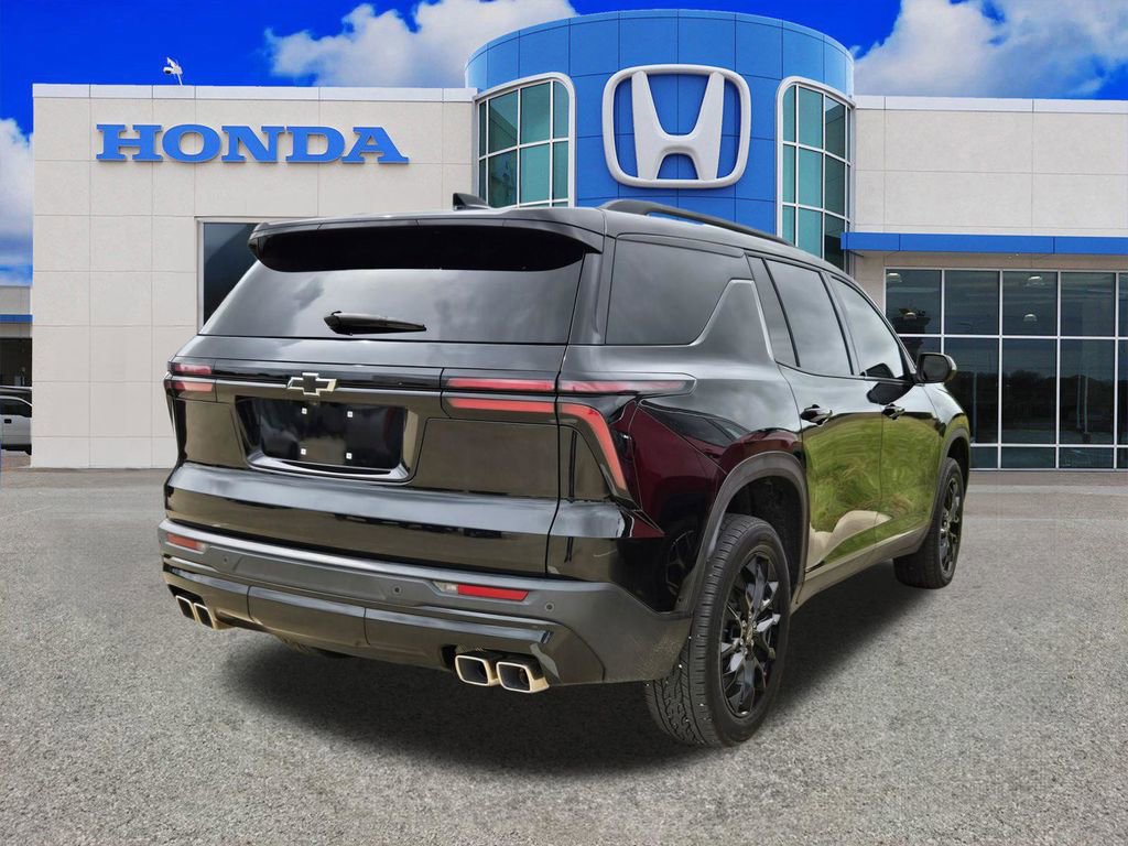 Used 2024 Chevrolet Traverse LT w/ Enhanced Driving Package FWD image 2