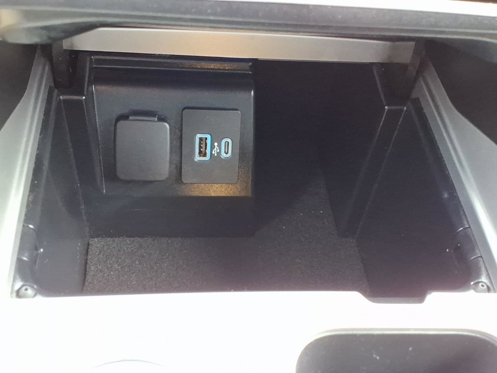 Used 2021 Ford Explorer XLT w/ Equipment Group 202A AWD/4WD image 19