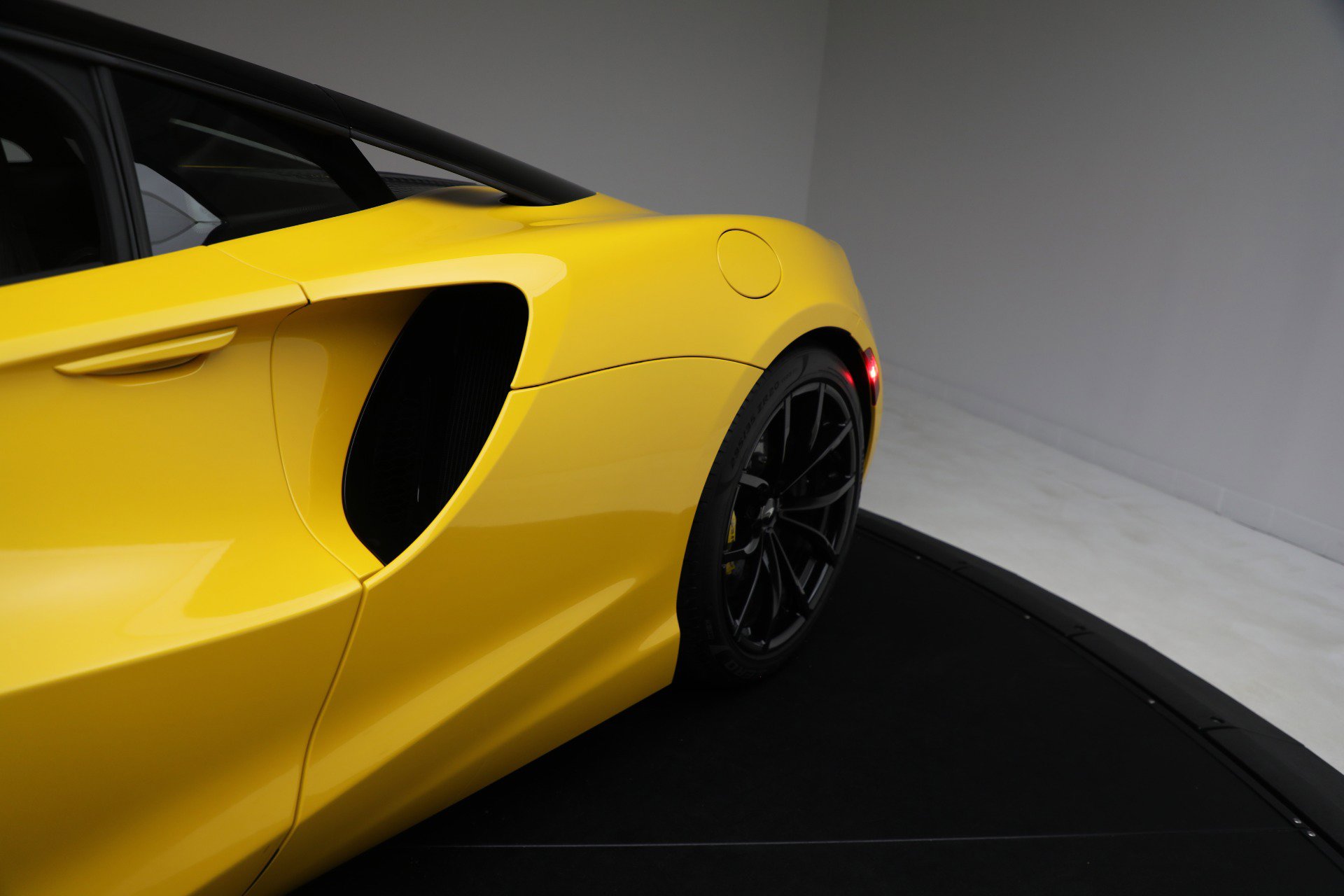 Used 2024 McLaren Artura image 34