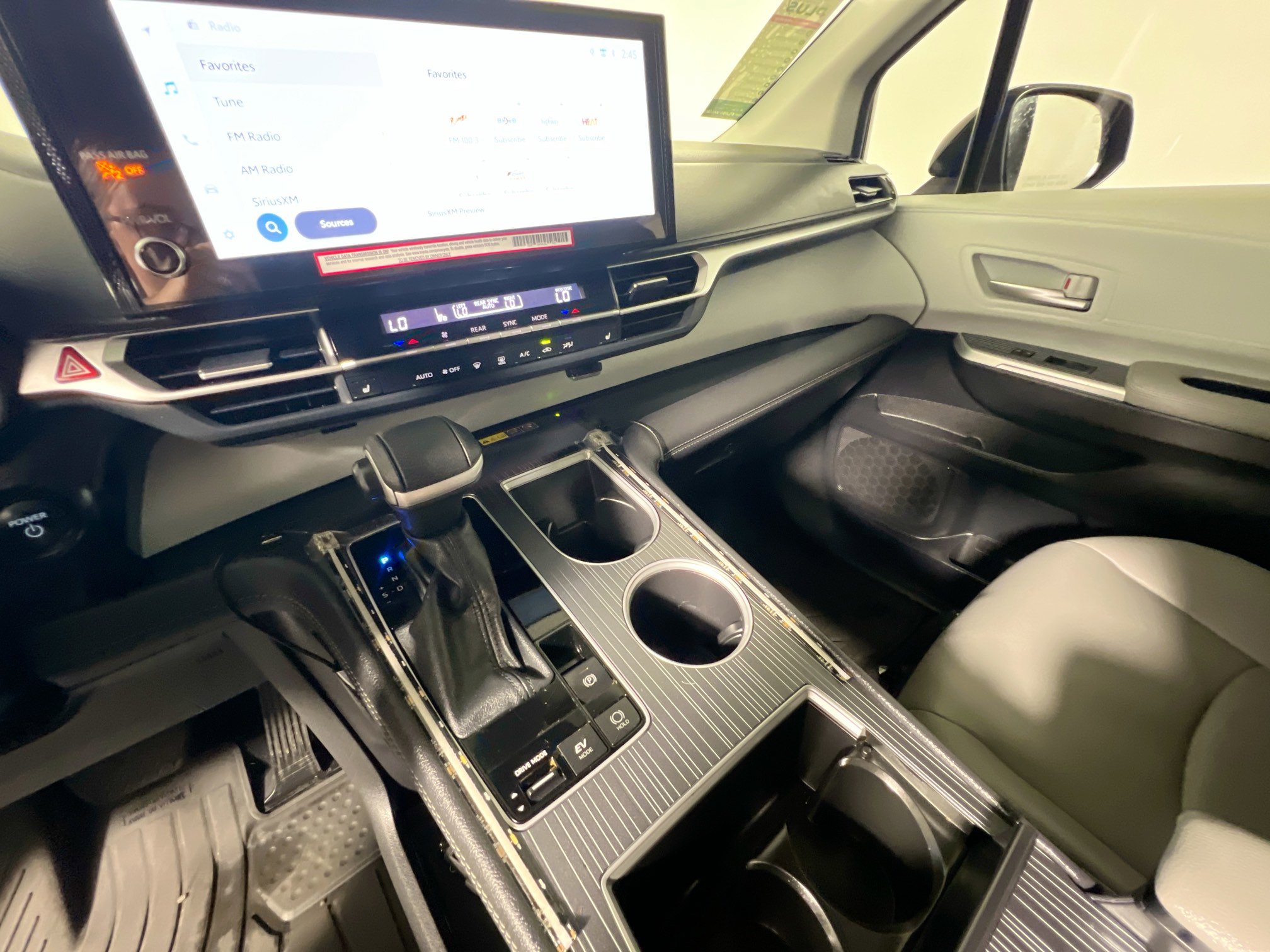 Used 2025 Toyota Sienna XLE image 26