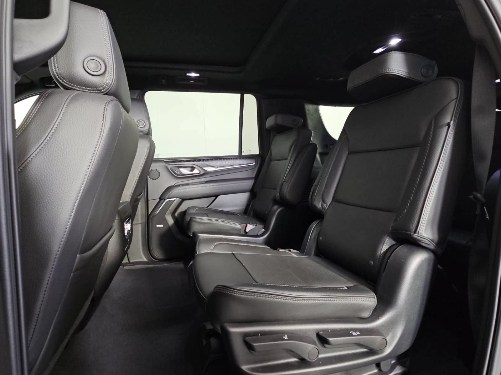 Used 2023 GMC Yukon XL Denali AWD/4WD image 14
