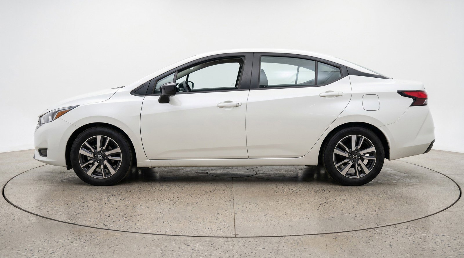 Used 2025 Nissan Versa SV FWD image 5