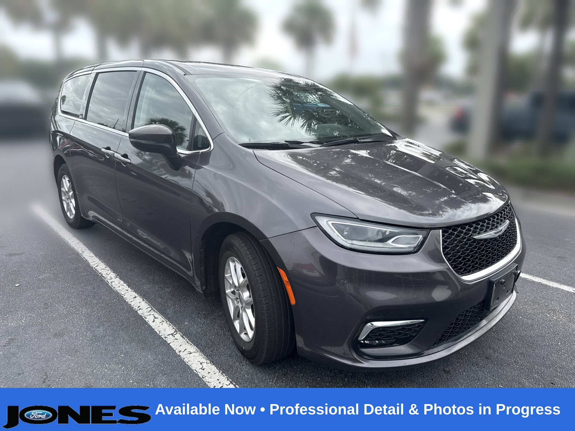 Used 2023 Chrysler Pacifica Touring-L FWD image 1