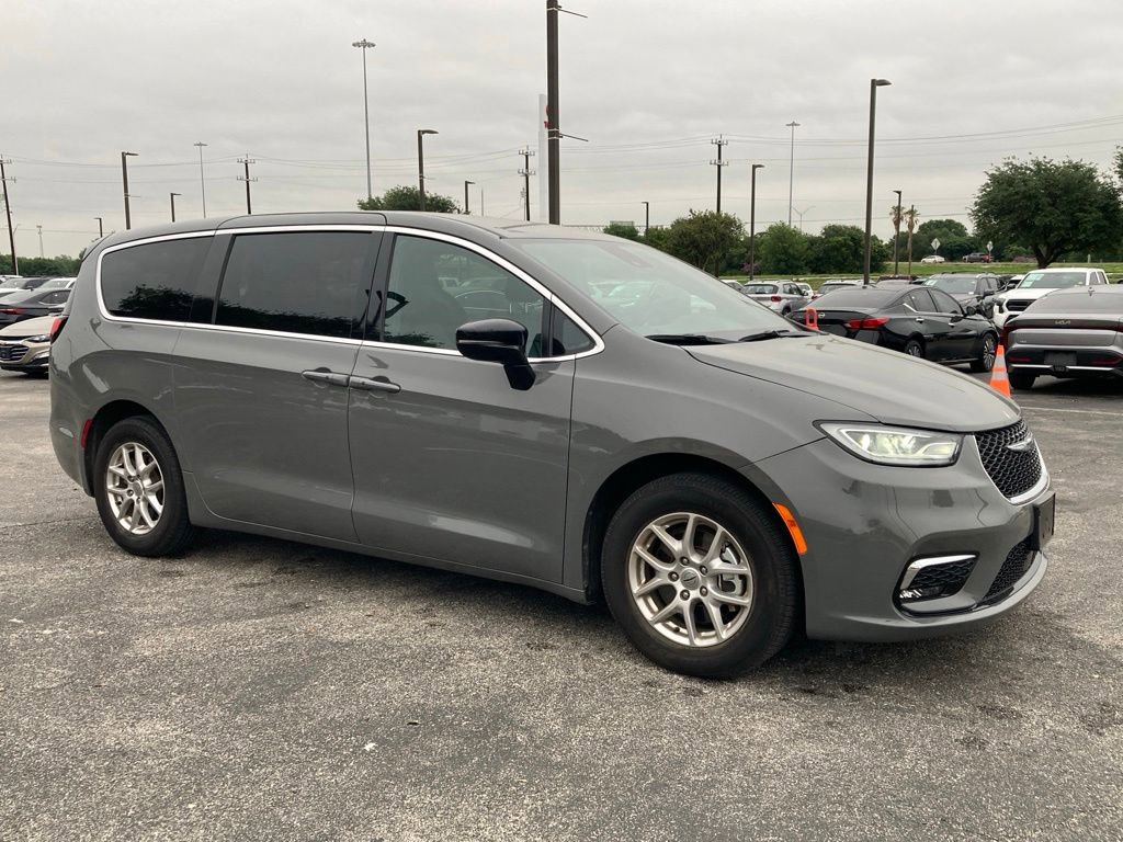 Used 2025 Chrysler Pacifica Select FWD image 2