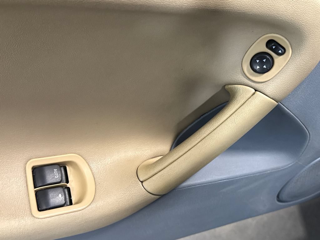 Used 2006 Pontiac Solstice Convertible w/ Premium Package RWD image 20