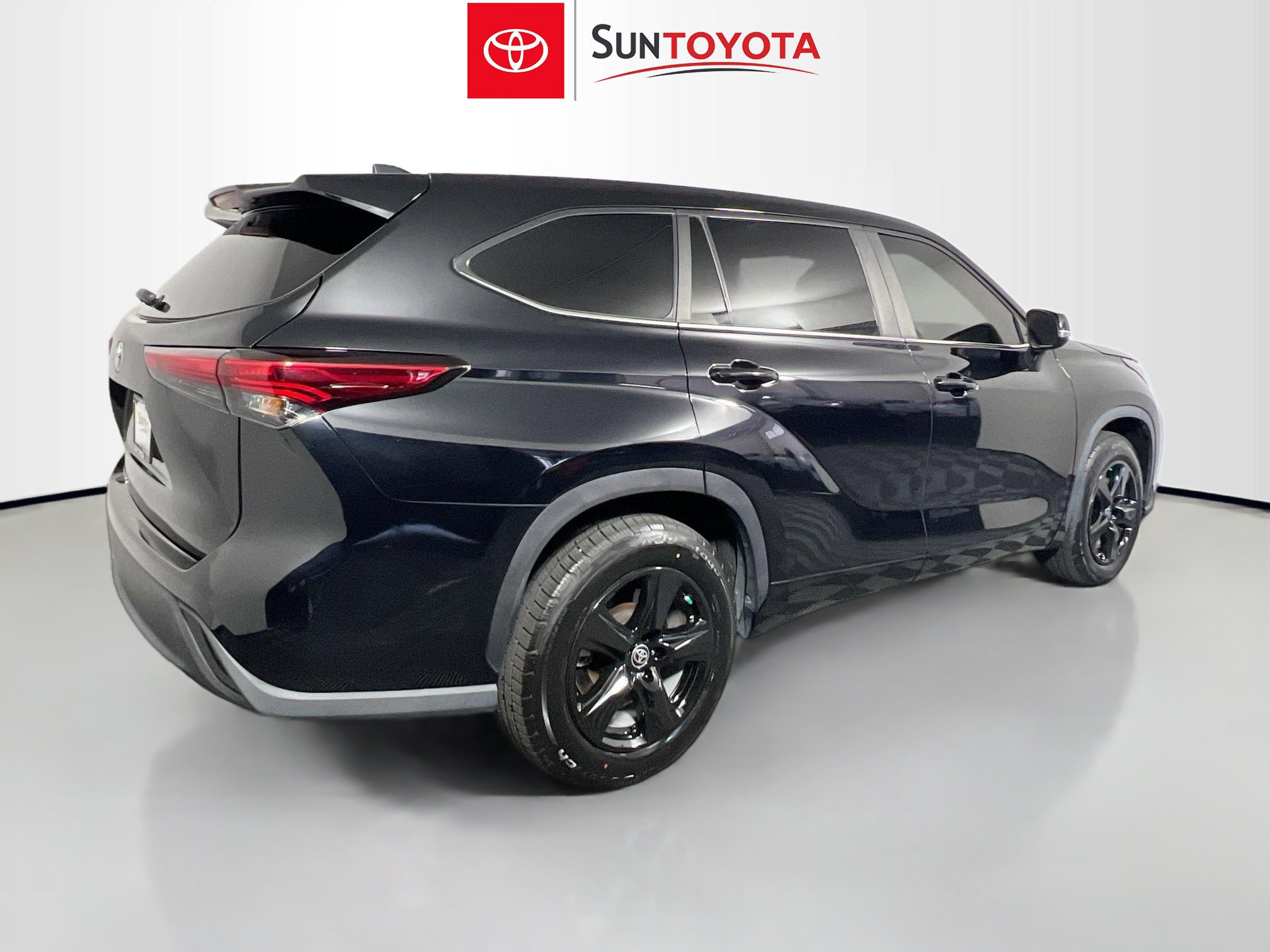 Used 2023 Toyota Highlander L FWD image 4