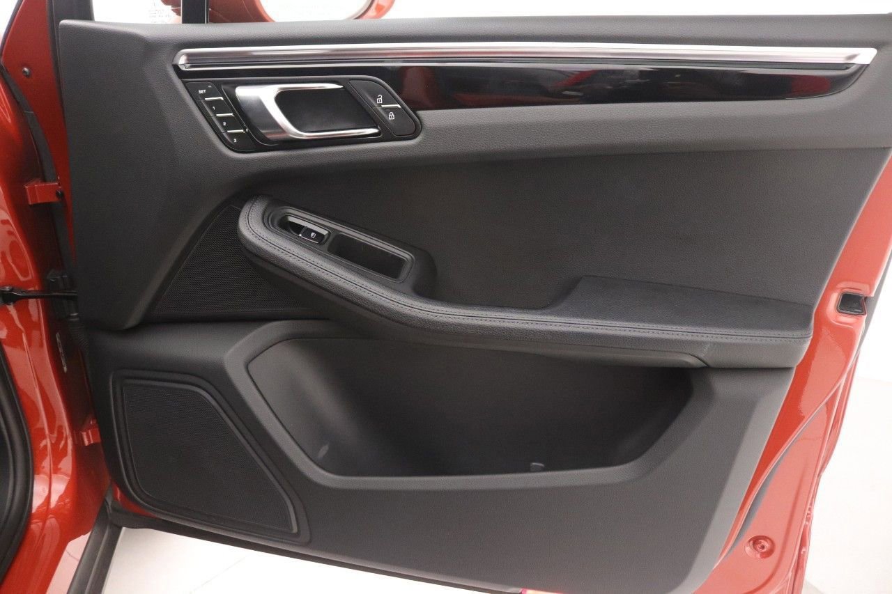 Used 2023 Porsche Macan Turbo image 23