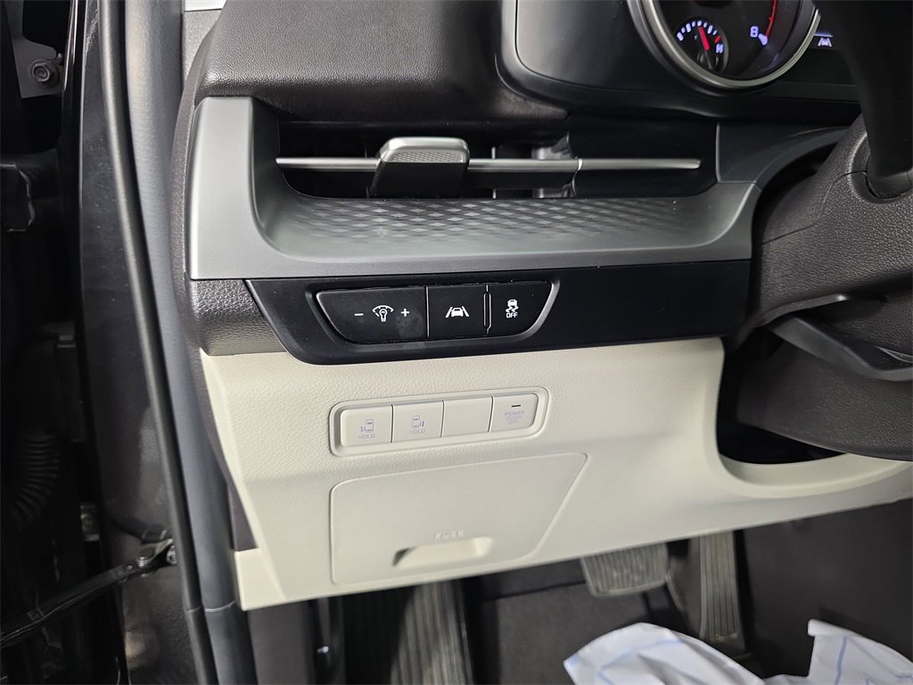 Used 2022 Kia Carnival LX image 20