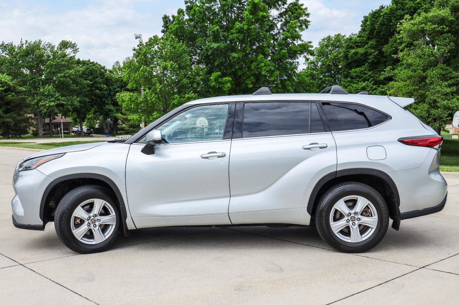 Used 2022 Toyota Highlander LE AWD/4WD image 4