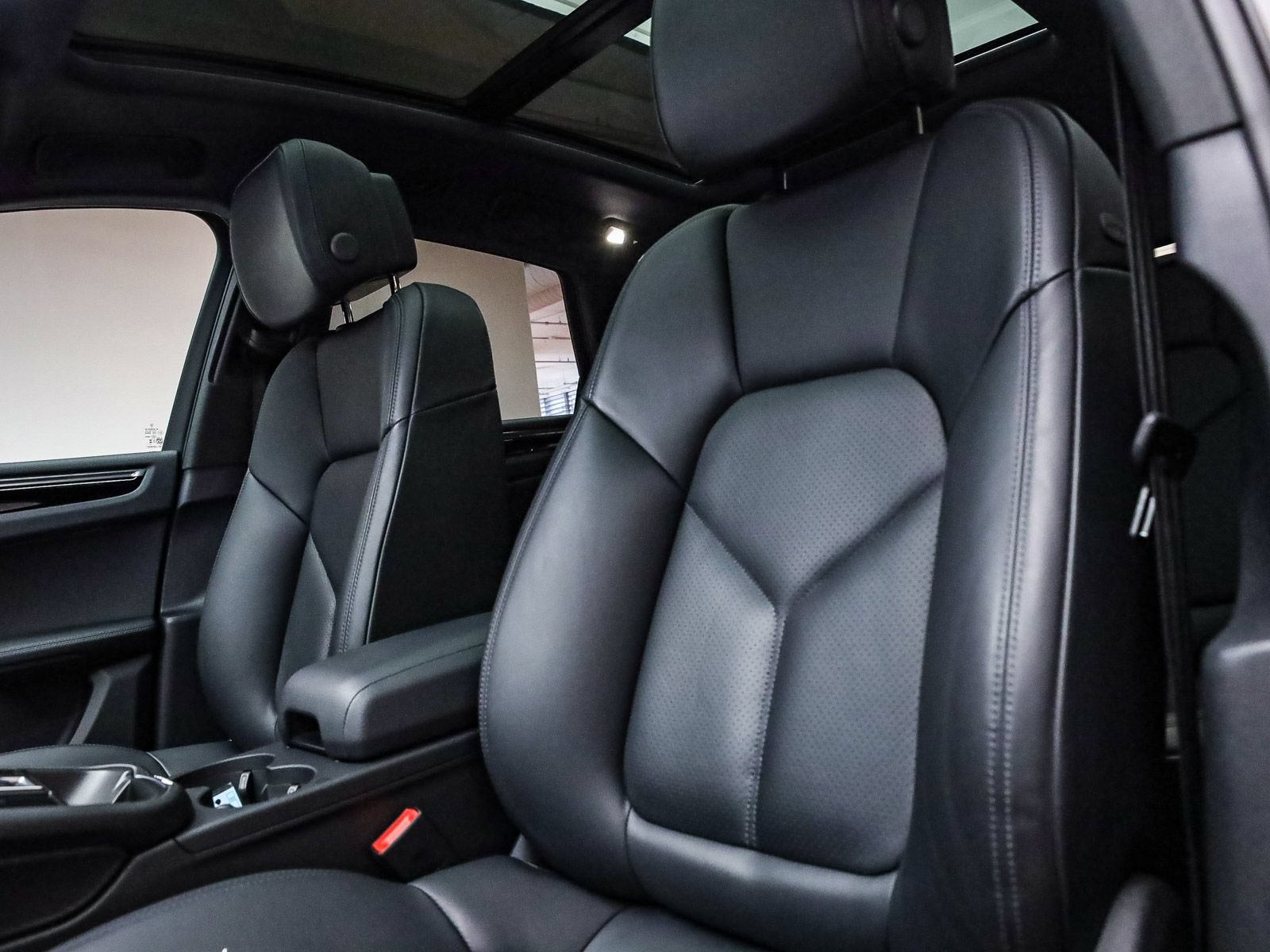 Certified 2026 Porsche Macan AWD/4WD image 5