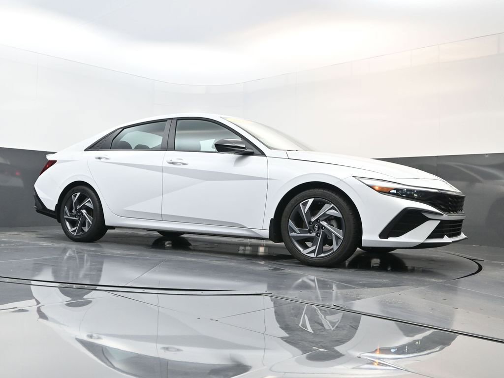 Used 2025 Hyundai Elantra Sport image 14