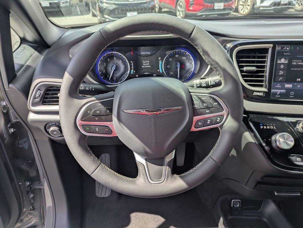 Used 2025 Chrysler Pacifica Select image 17