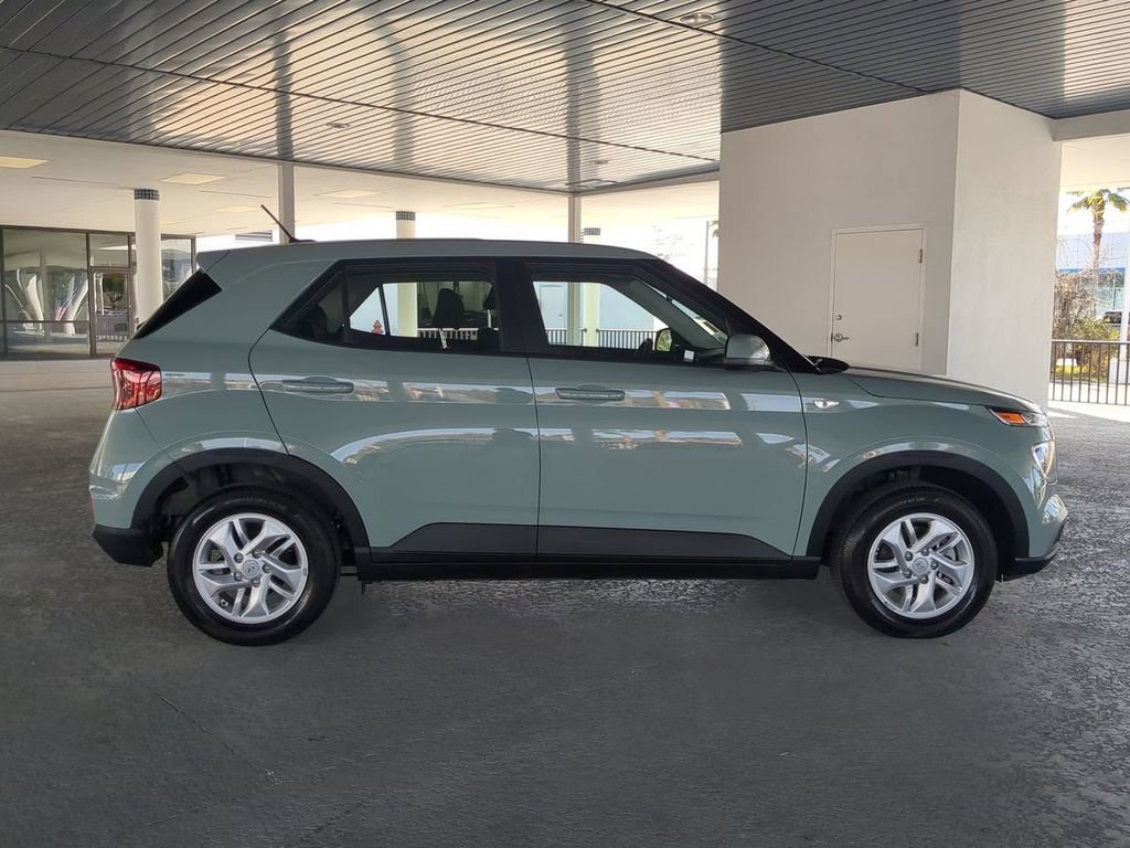 Used 2025 Hyundai Venue SE image 3