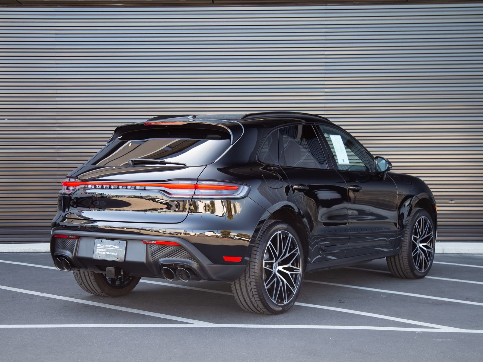Certified 2025 Porsche Macan AWD/4WD image 9