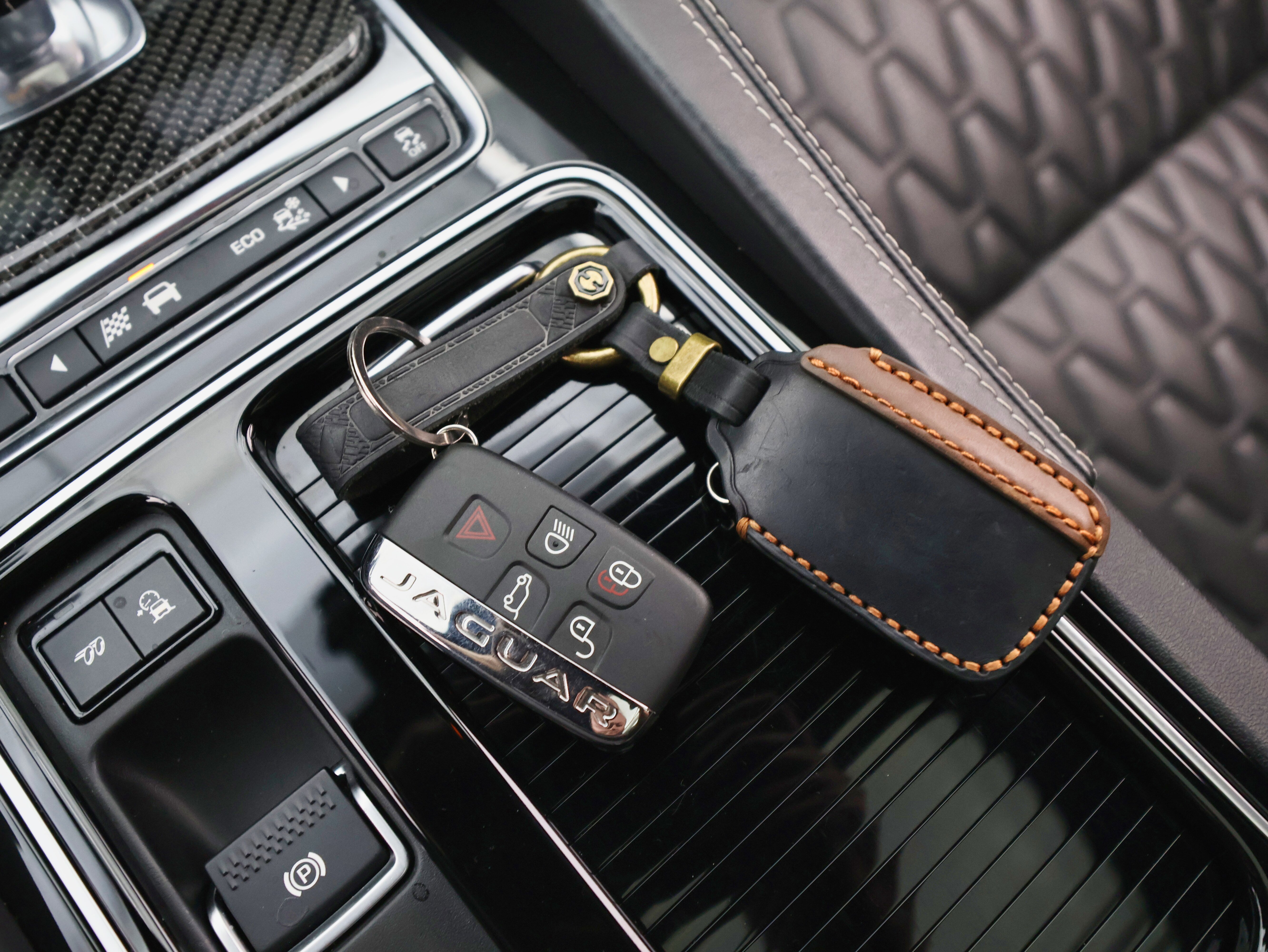 Used 2020 Jaguar F-PACE SVR image 42