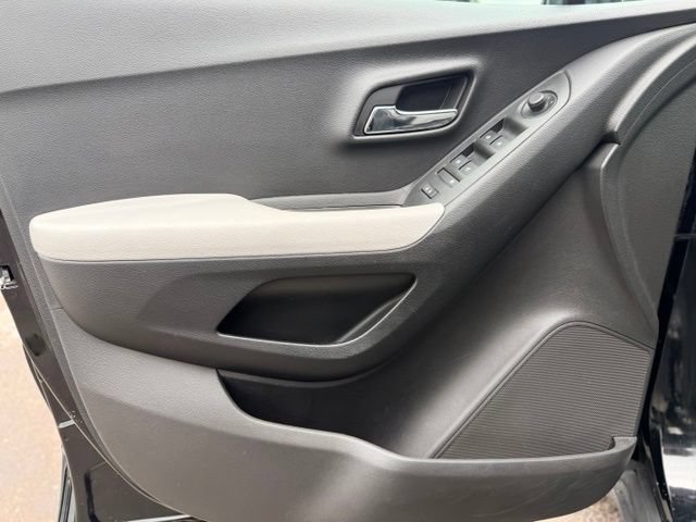 Used 2020 Chevrolet Trax LT w/ LT Convenience Package AWD/4WD image 19