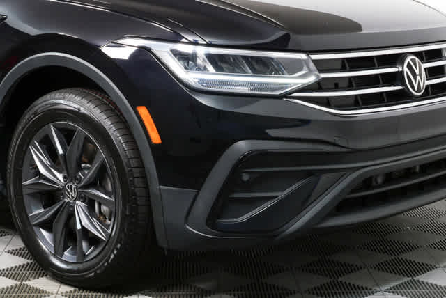 Certified 2024 Volkswagen Tiguan SE FWD image 38