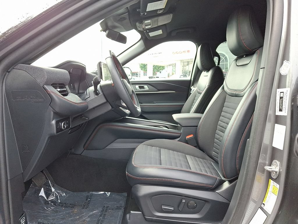 Used 2025 Ford Explorer ST-Line w/ ST-Line Street Pack AWD/4WD image 15
