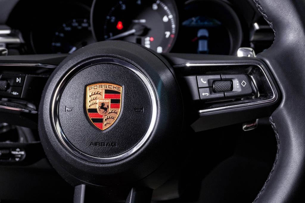 Certified 2025 Porsche Macan image 19