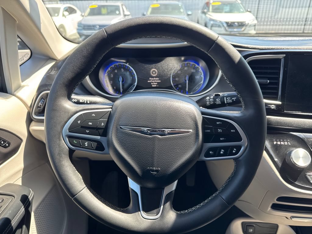 Used 2023 Chrysler Pacifica Touring-L FWD image 14