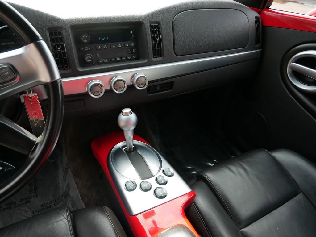 Used 2004 Chevrolet SSR RWD image 13