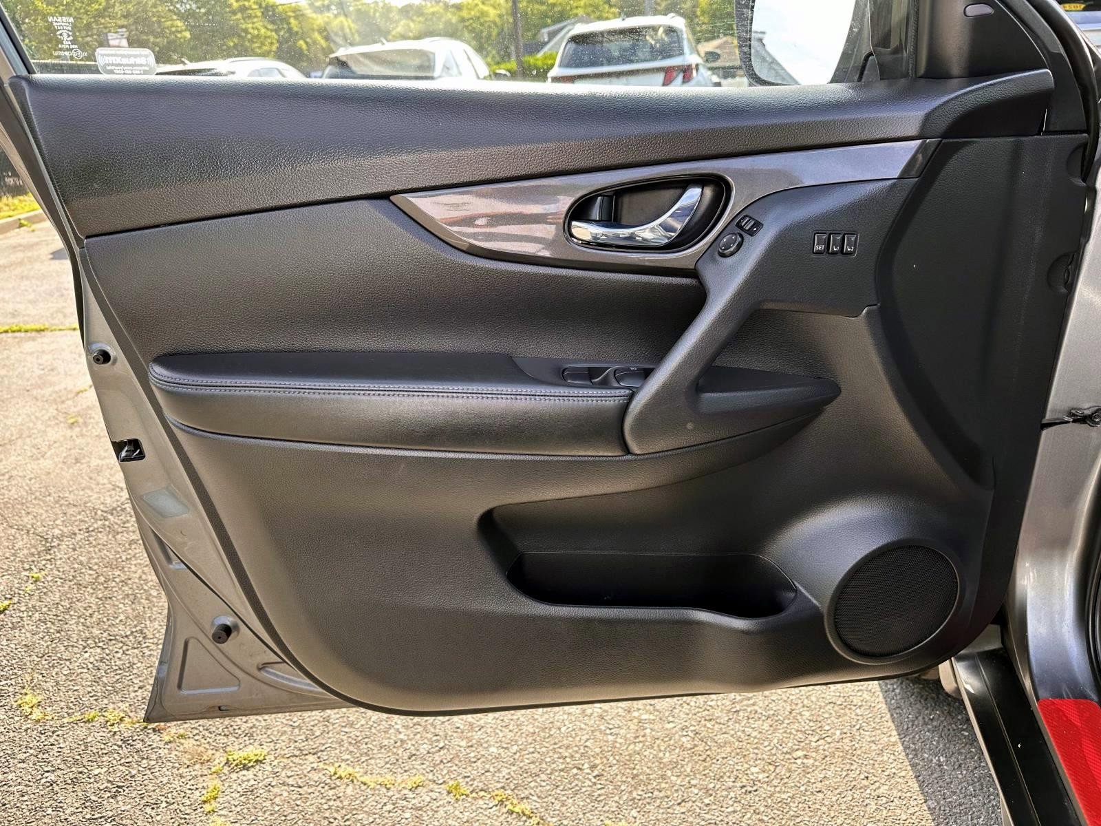 Used 2020 Nissan Rogue SV w/ Premium Package AWD/4WD image 8