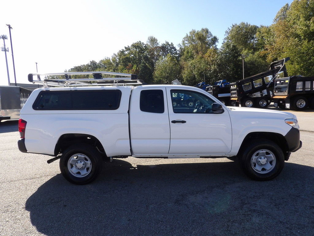 Used 2022 Toyota Tacoma SR image 9