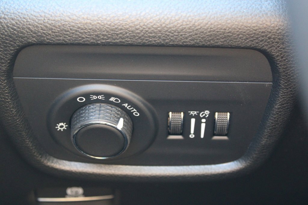 Used 2025 Jeep Grand Cherokee Laredo w/ Luxury Tech Group I image 12