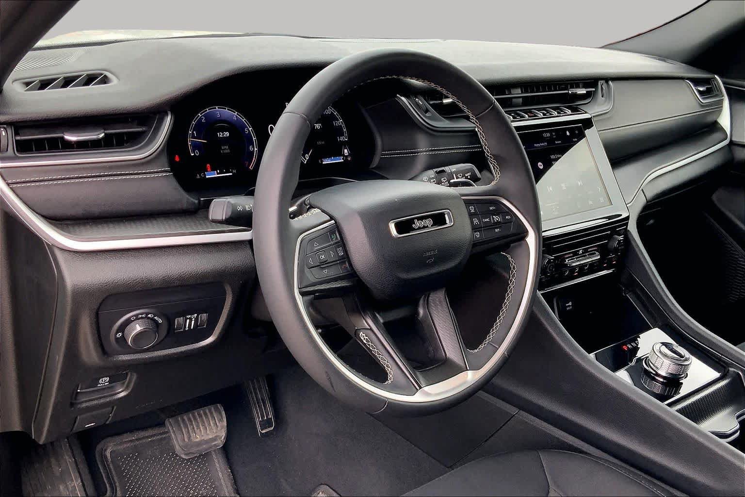 Used 2024 Jeep Grand Cherokee L Laredo RWD image 14