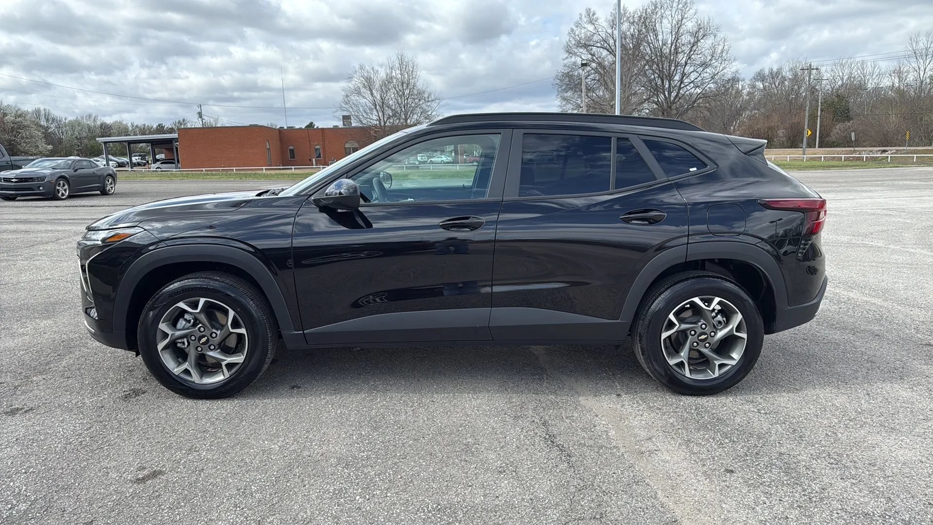 Used 2025 Chevrolet Trax LT FWD image 2