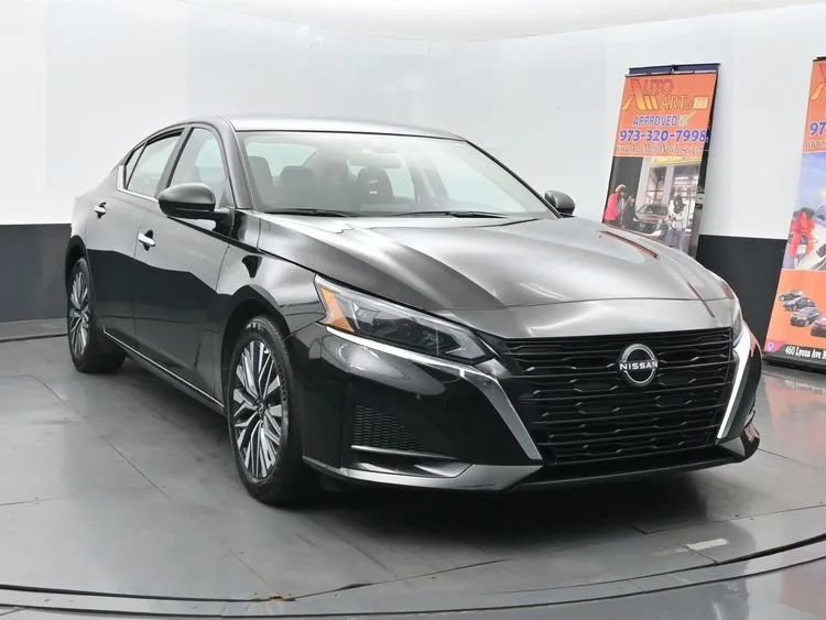 Used 2024 Nissan Altima 2.5 SV image 2
