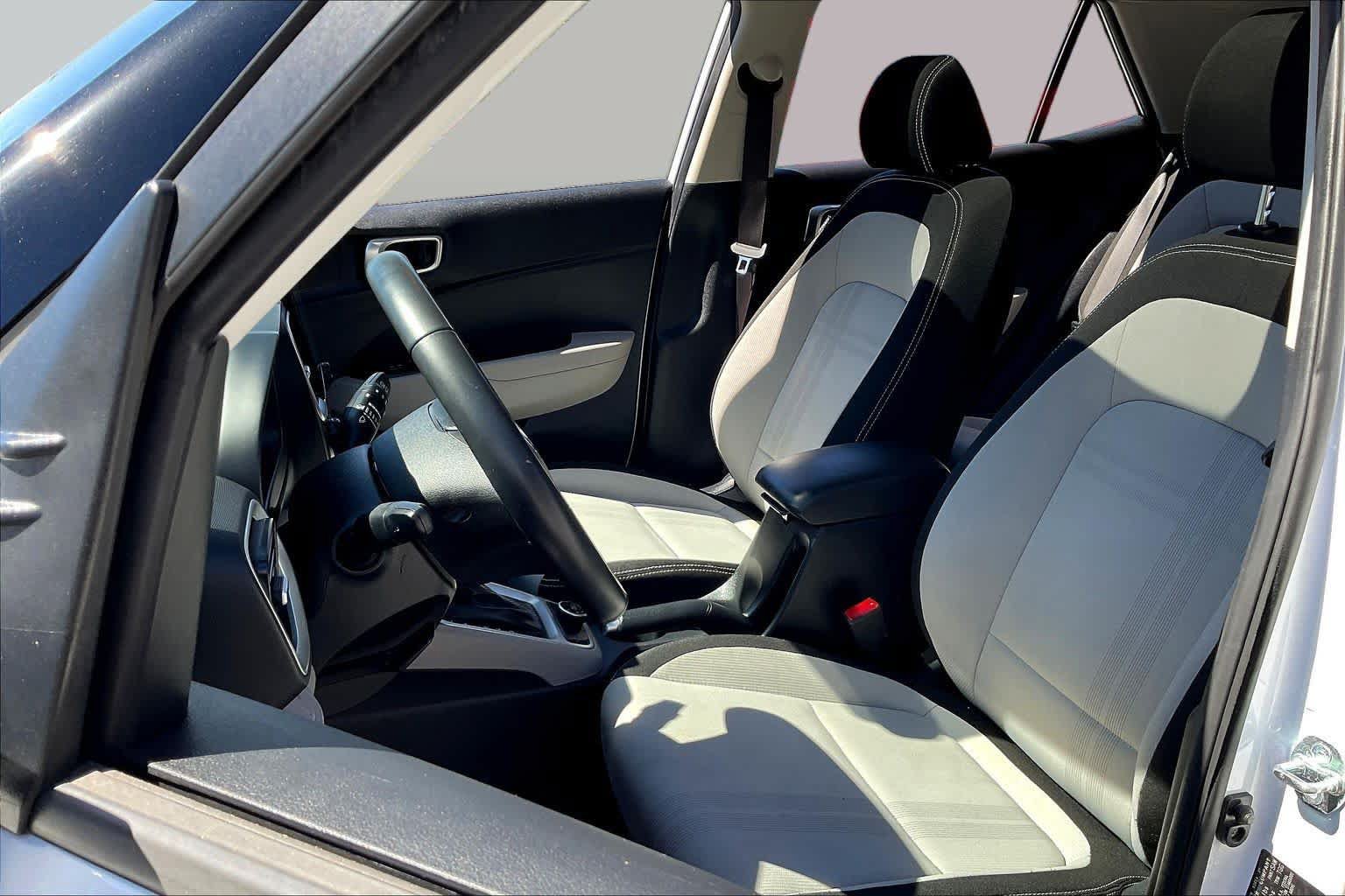 Used 2025 Hyundai Venue SEL FWD image 8