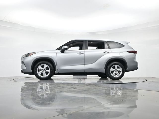 Used 2024 Toyota Highlander LE FWD image 37
