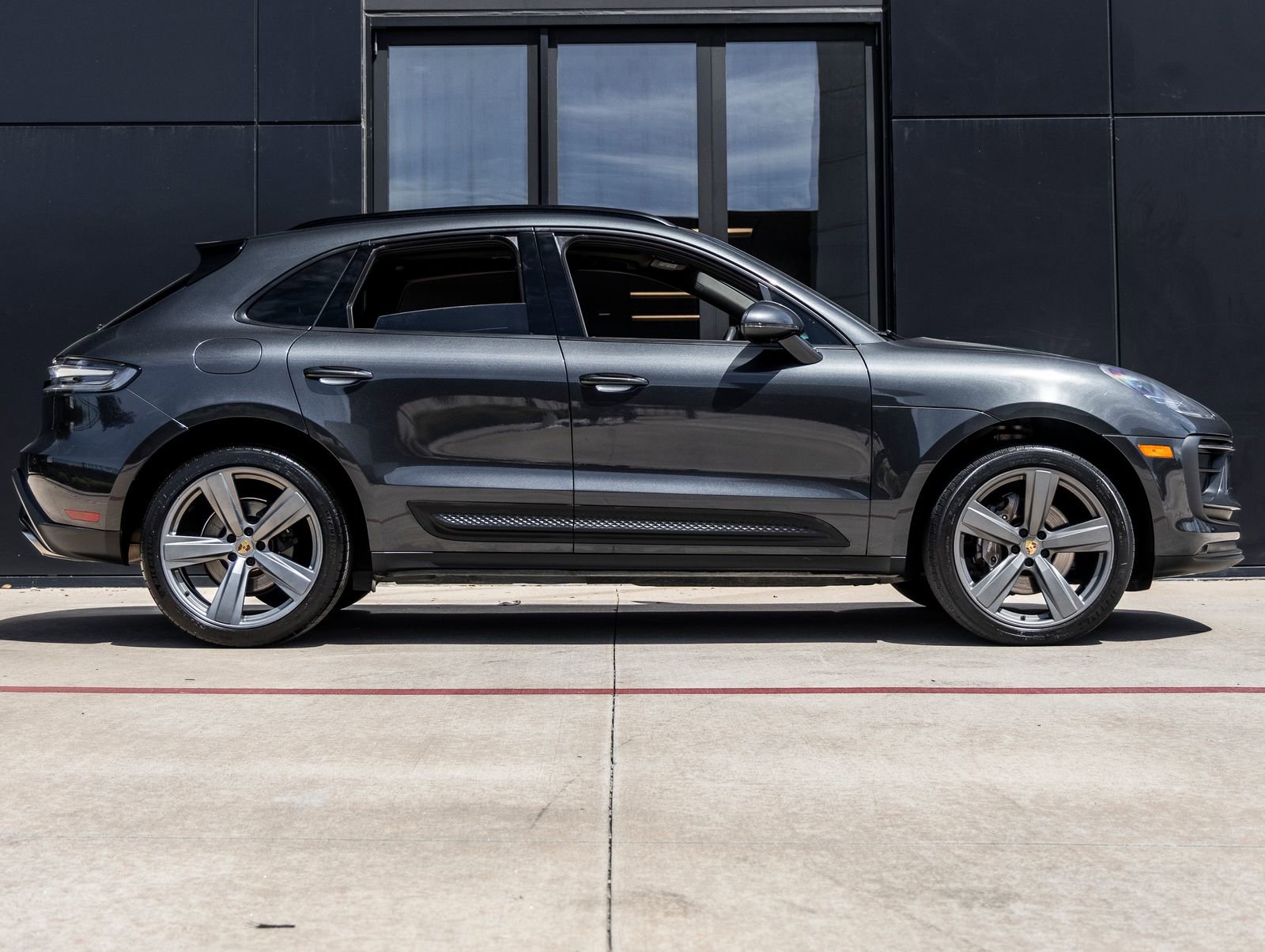 Certified 2022 Porsche Macan AWD/4WD image 12